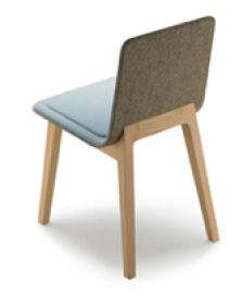 Sans faute et sans reproche : la chaise design Laia en feutre 100% laine et bois PEFC